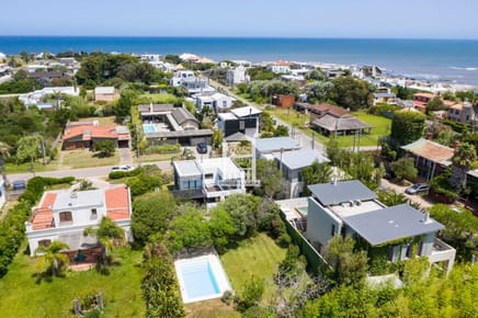 Moderna casa en José ignacio, con piscina. Dentro del pueblo.