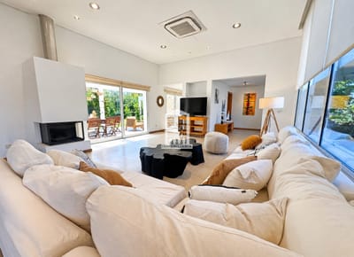 Barrio Privado, Playa Mansa. 5 suites + servicio, 2 piscinas. Losa radiante.
