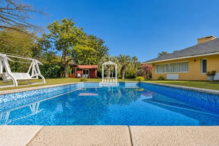 Oportunidad en el country, 5 dorm, piscina climatizada, 474 m2 construidos