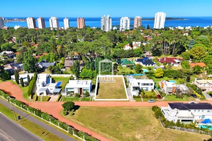 Barrio Privado en Playa Mansa. Lo más exclusivo.