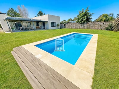 Barrio Privado, Punta del Este. Casa con gran jardín y piscina. 3 dorm.