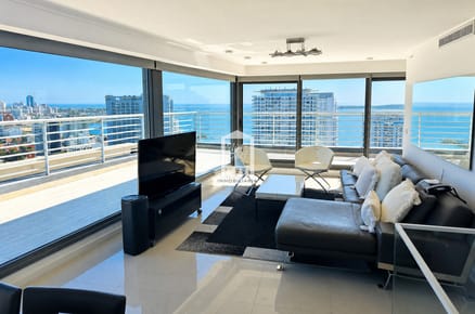Penthouse Duplex, full amenities. 2 garajes.