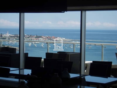 Playa Mansa, moderno, 3 suites + servicio, edificio con todos los servicios.
