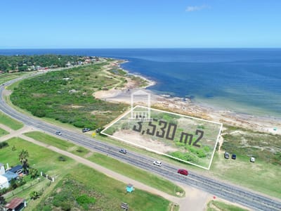Espectacular lote sobre la arena y rocas. 3.530 m2