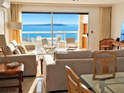 Piso alto, parrillero propio. Primera fila, Playa Mansa. 3 dorm y servicio.