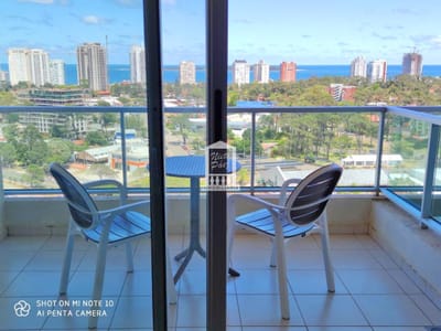 Av Roosevelt a 3 cuadras de playa brava. Piso alto, moderno