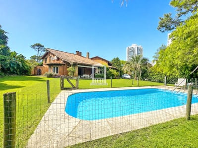 565 m2 construidos, 1.495 m2 de terreno. Playa Mansa