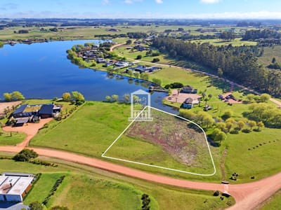 Pueblo Mío, sobre laguna grande.
