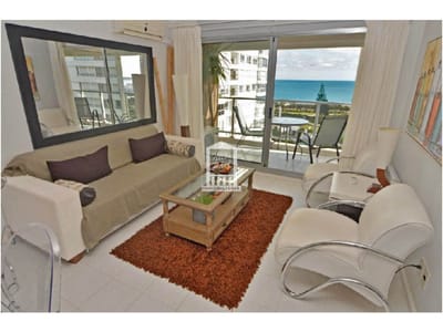 Playa Mansa, frente al mar, 2 dorm, 2 baños. Wifi, Mucamas, todos los servicios.