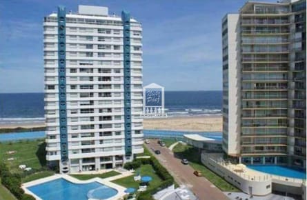Playa Brava, con vista al mar. Edificio con todos los servicios