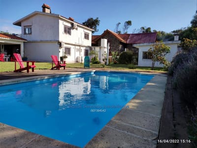 Excelente construcción chalet ppal y huespedes piscina