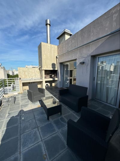 EXCELENTE PENT-HOUSE AMUEBLADO TERRAZA Y PARRILLERO