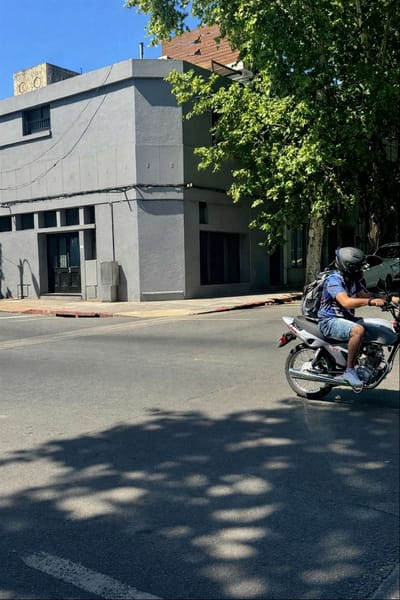 Local comercial en esquina con depósito – 276 m² + opción 414 m² totales