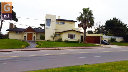 Casa en Punta del Este (Playa Mansa) Ref. 4891