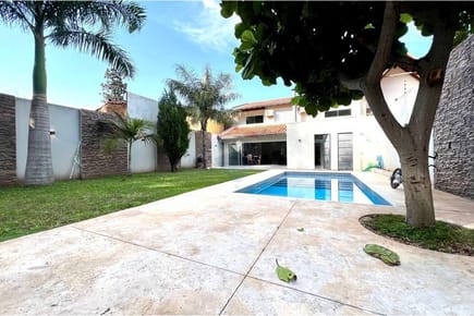 EN VENTA AMPLIA Y HERMOSA RESIDENCIA EN ASUNCIÓN