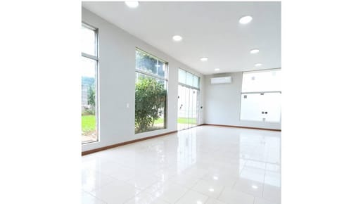 EN VENTA EN LAS LOMAS RESIDENCIA 