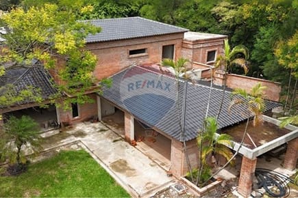 Vendo Casa a Terminar en un terreno de 2,850 M2 en Asunción Bº Santa Librada 