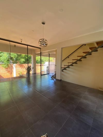 Alquilo Duplex en Los Laureles 