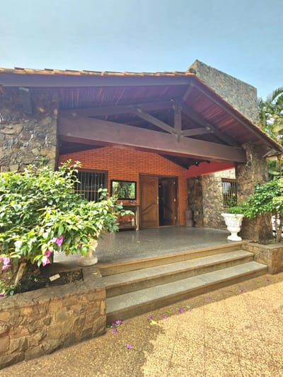 EN VENTA MAJESTUOSA RESIDENCIA EN SAN LORENZO - ZONA LAGUNA GRANDE