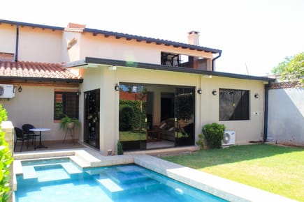 Vendo Casa De 5 Dormitorios En Luque, Zona Conmebol