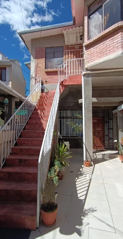 CASA EN VENTA CON 3 DEPARTAMENTOS EN COTA COTA 