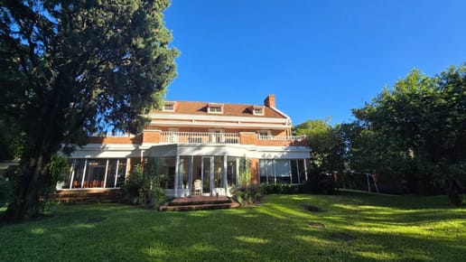 ELEGANTE RESIDENCIA EN VENTA EN LAS MERCEDES ASUNCION