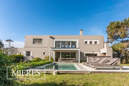 CASA EN VENTA 5 DORM Y PISCINA - CLUB PRIVADO LAGUNA BLANCA