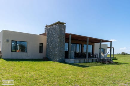 VENTA CASA DE 2 DORM EN BARRIO CERRADO PUEBLOMIO MANANTIALES