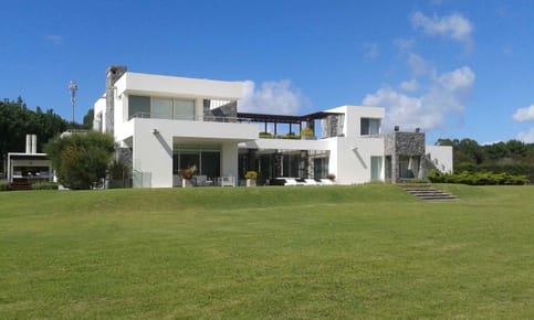 VENTA CASA 693 M2 1RA CALIDAD 5 DORM MANGRULLOS MANANTIALES