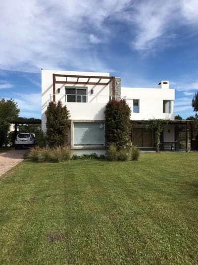 Casa en alquiler 5 dormitorios en Jose Ignacio sobre el mar