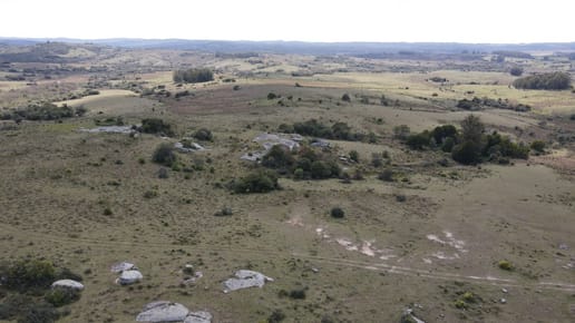 Campo de 52ha  con paisaje serrano en Garzon
