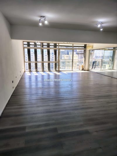 EXCELENTE OFICINA SOBRE LA PLAZA INDEPENDENCIA 150 M2, MODERNA ,CON GARAGE