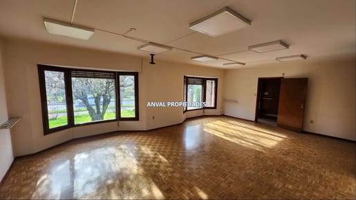 Venta  409 m2 1040 de terreno proximo Portones de Carrasco 10 ambientes garages 4