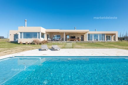 CASA EN LAGUNA DE LOS CISNES