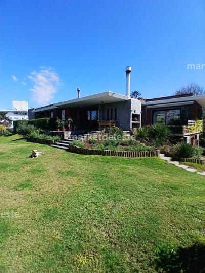 CASA EN MANSA A UNA CUADRA DEL MAR