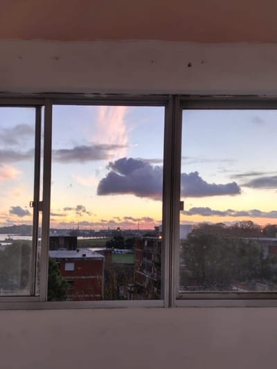 Apto con hermosa vista a la bahía. Predio con espacio para estacionar vehículos