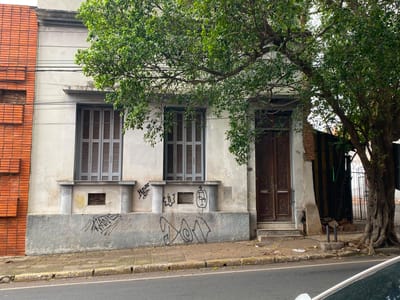 VENDO CASA A RESTAURAR EN EL CENTRO HISTORICO DE ASUNCION