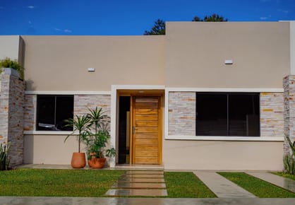 CAPIATA, BARRIO KENNEDY, EN VENTA CASA DE 2 DORMITORIOS EN CONDOMINIO 