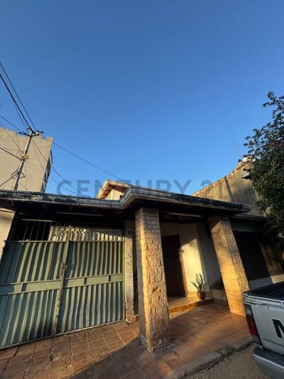 En venta casa a precio de terreno sobre Carlos Abdala y Sta Lucia, Las Lomas