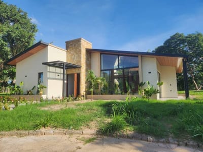 Casa Moderna de 3 Dormitorios Un planta – Urubo | Condominio Florida