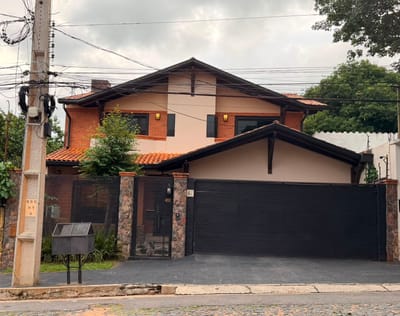 EN VENTA – RESIDENCIA EN MBURUCUYA
