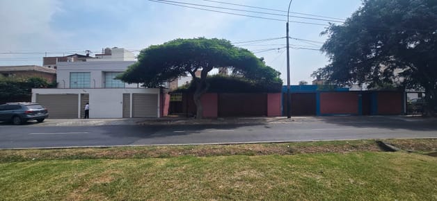 CASA EN VENTA 300 M2 AV. JAVIER PRADO - LA MOLINA