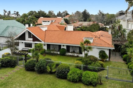 Casa en venta c/ cochera en Carrasco