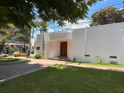 EN ESQUINA AMPLIA CASA EN VENTA –ZONA EQUIPETROL