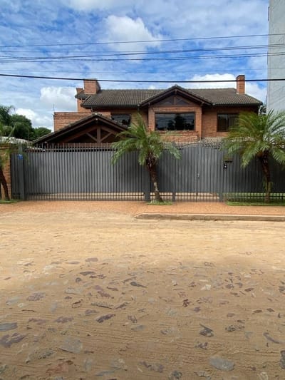RESIDENCIA EN VENTA EN EL BARRIO MBURUCUYA