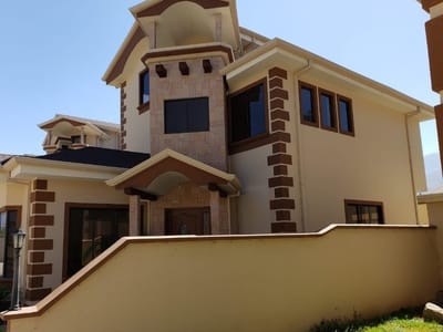 BONITA CASA EN VENTA TIQUIPAYA