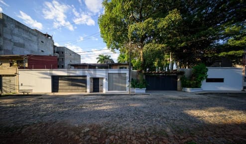 Exclusiva Residencia: Amplitud y Confort en Barrio Mariscal Estigarribia