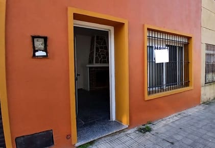 VENTA | Casa en San Carlos , 2 dormitorios, 1 baño, amplio living con chimenea, garaje con porton electrico,parrillero, fondo con arboles frutales.