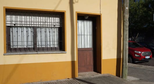 VENTA | Casa en San Carlos  sobre Avenida, 2 dormitorios, 1 baño, ideal para consultorio, oficina, excelente ubicación.