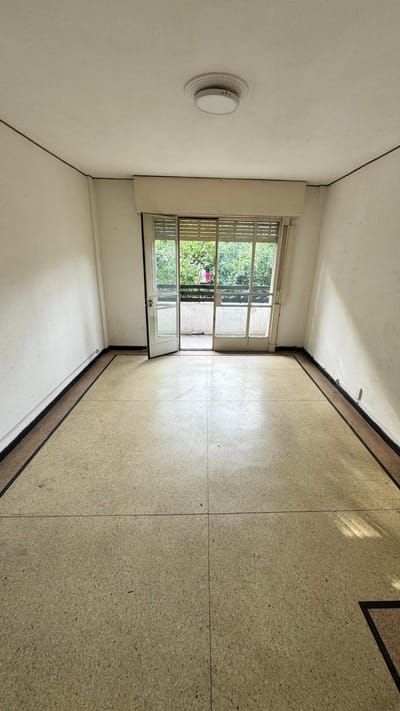 APARTAMENTO EN VENTA, 2 DORMITORIOS Y 3 BALCONES AL FRENTE, EN REDUCTO.